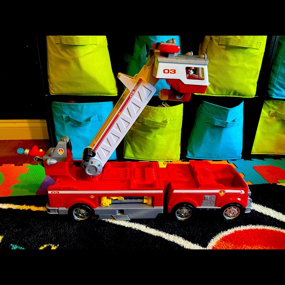 Paw Patrol Ultimate Rescue Fire Truck Extendable Ladder Toy w/ Marshall